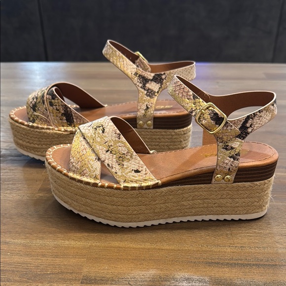 Sandals - Picture 4 of 5